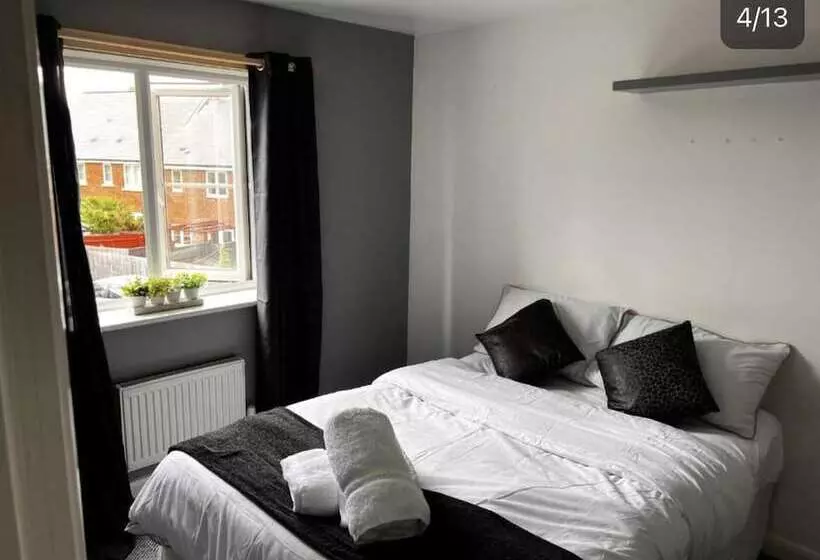 レジデンス Charming 3 Bed House In Gloucester