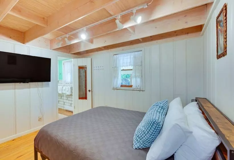 Riverside Retreat W/ Screened Porch: 6 Mi To Taos!