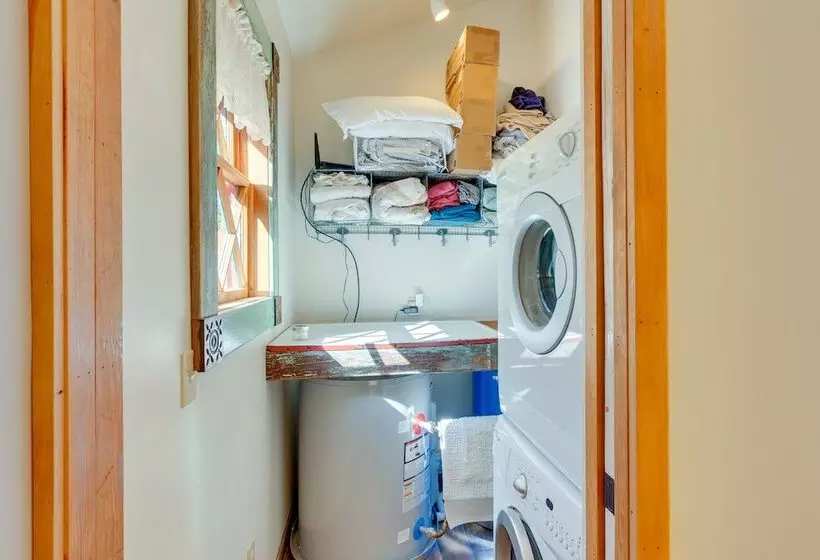 Riverside Retreat W/ Screened Porch: 6 Mi To Taos!