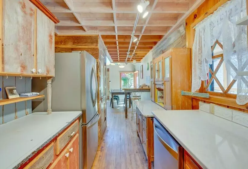 Riverside Retreat W/ Screened Porch: 6 Mi To Taos!