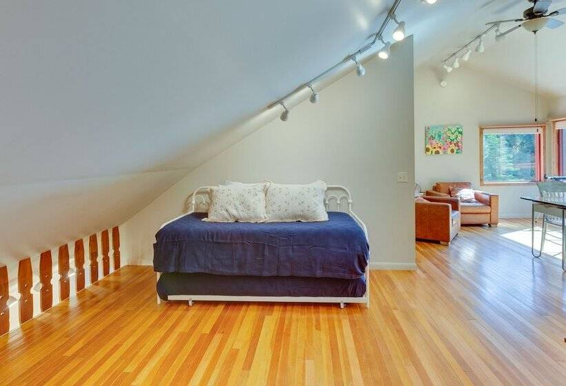 Riverside Retreat W/ Screened Porch: 6 Mi To Taos!