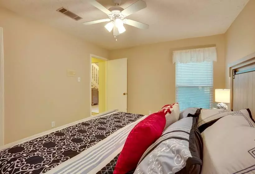 Serene + Spacious Spring Home W/ Forest Views!