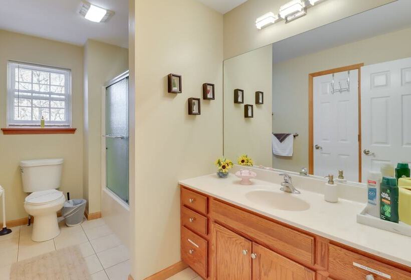 Spacious Poconos Home ~ 12 Mi To Camelback Resort!