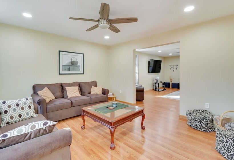 Spacious Poconos Home ~ 12 Mi To Camelback Resort!