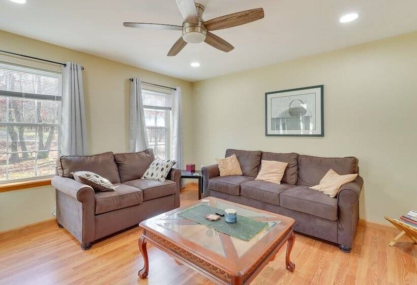 Spacious Poconos Home ~ 12 Mi To Camelback Resort!