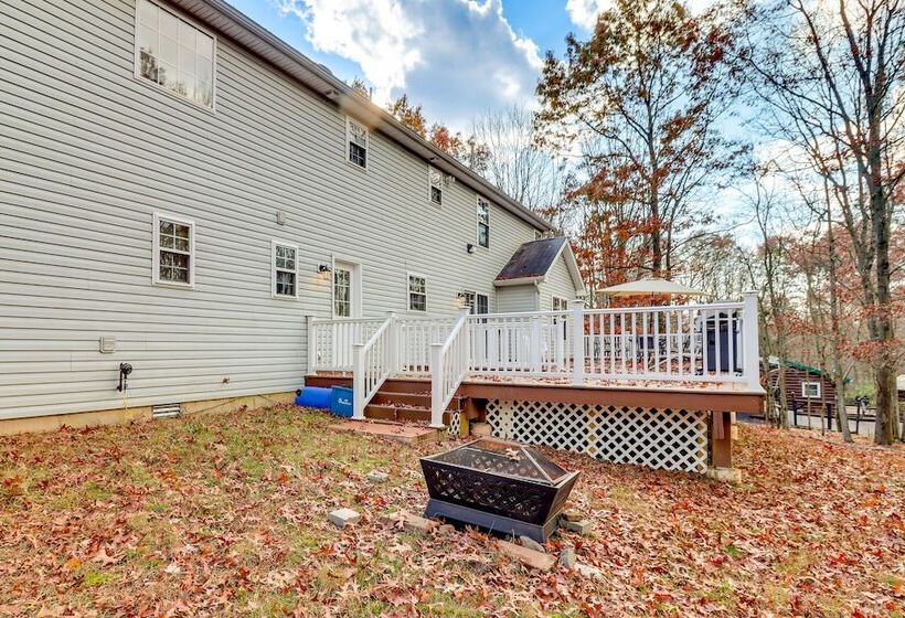Spacious Poconos Home ~ 12 Mi To Camelback Resort!