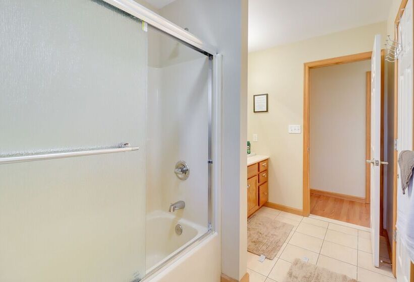 Spacious Poconos Home ~ 12 Mi To Camelback Resort!