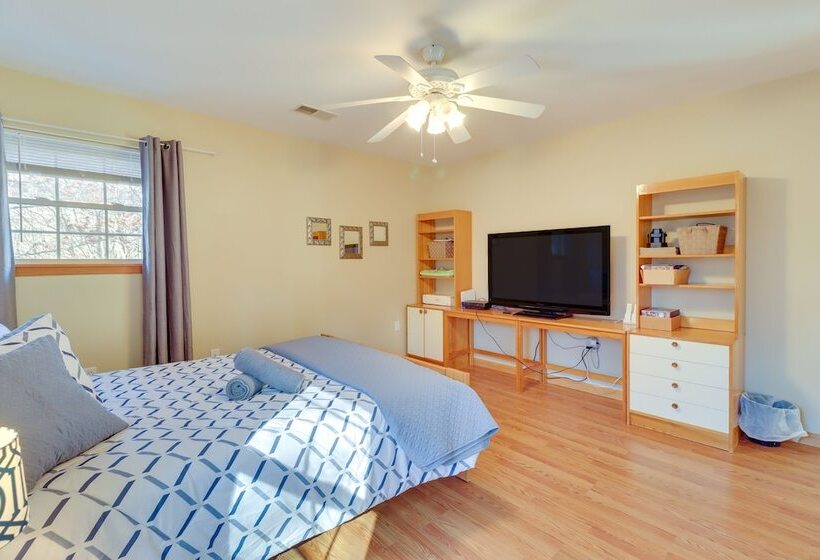 Spacious Poconos Home ~ 12 Mi To Camelback Resort!