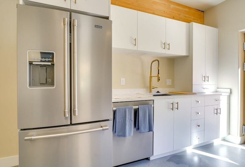 Unique Grand Junction Guest Suite W/ Gas Fire Pit!