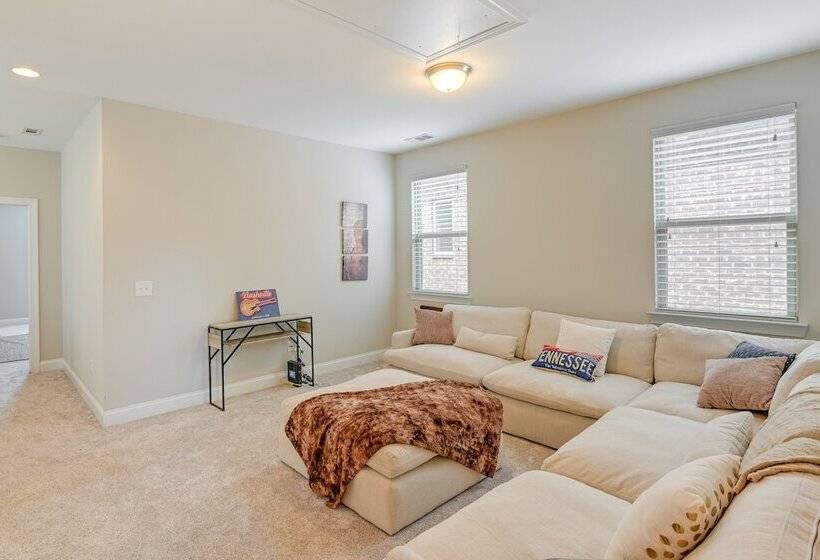 Updated Hendersonville Home W/ Fireplace!