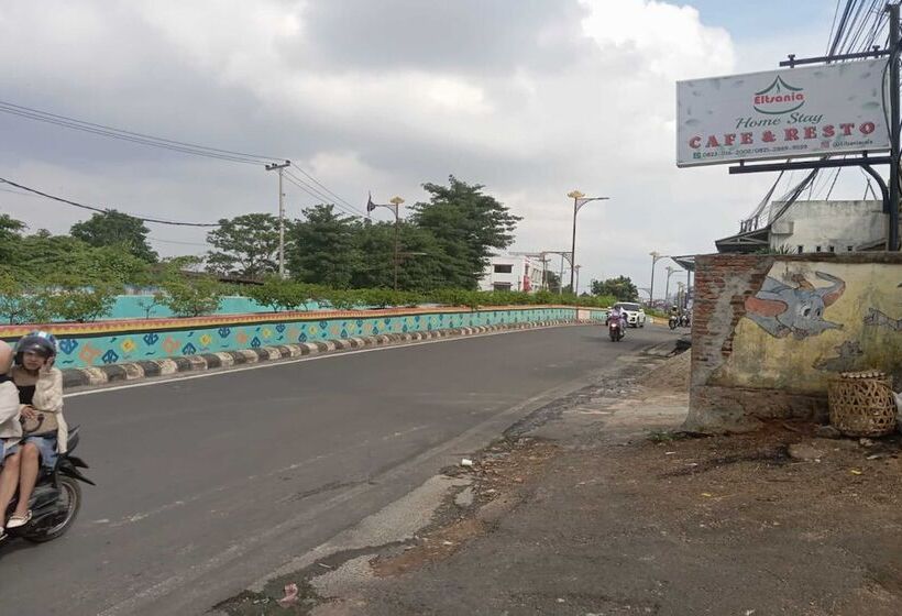 酒店 Oyo 93631 Eltsania Exclusive Homestay Syariah