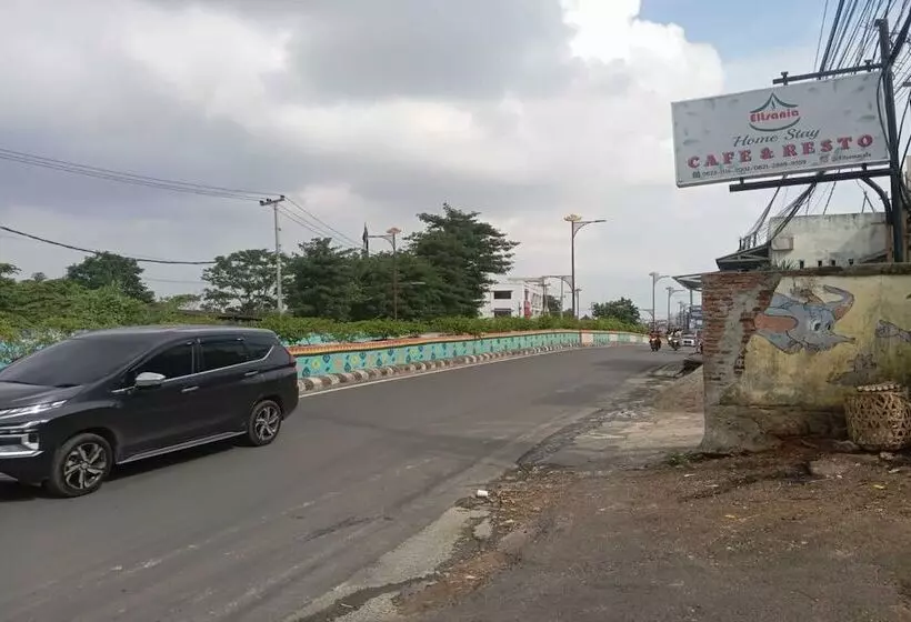 Hotelli Oyo 93631 Eltsania Exclusive Homestay Syariah