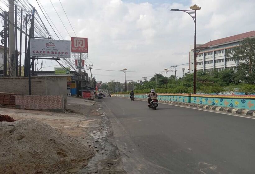 酒店 Oyo 93631 Eltsania Exclusive Homestay Syariah