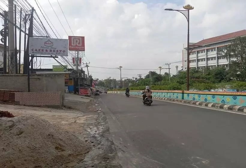 Hotelli Oyo 93631 Eltsania Exclusive Homestay Syariah