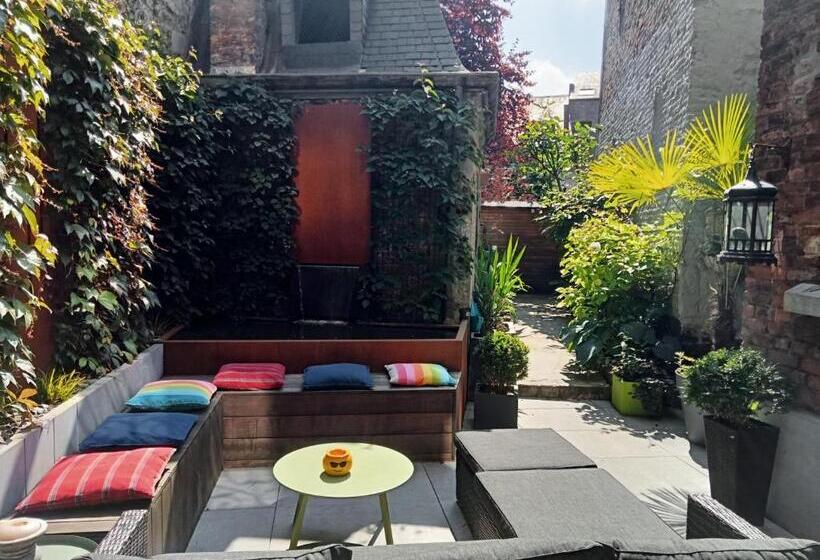 تختخواب و صبحانه La Couque Cuivrée