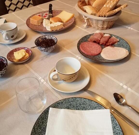 تختخواب و صبحانه La Couque Cuivrée