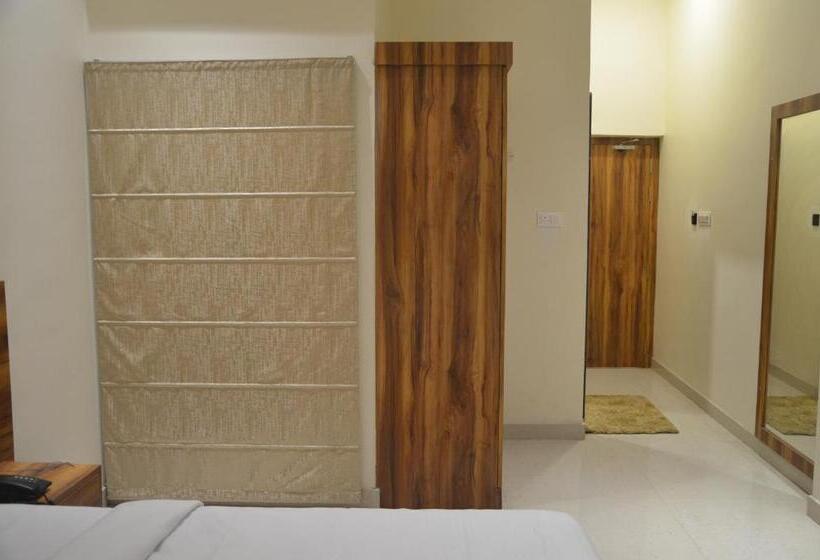 هتل Royal Heritage Resort Pilibhit