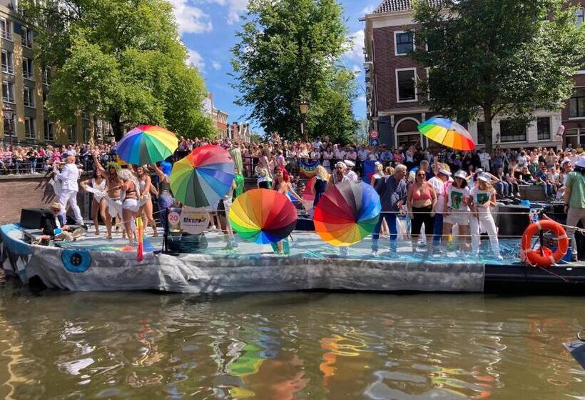 تختخواب و صبحانه Charming Rooms With Free Parking