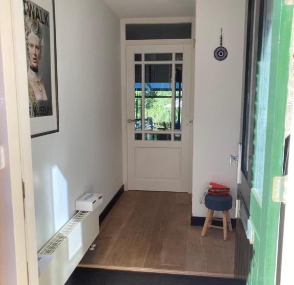 تختخواب و صبحانه Charming Rooms With Free Parking