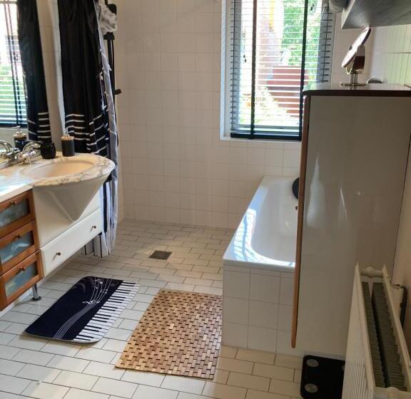 تختخواب و صبحانه Charming Rooms With Free Parking