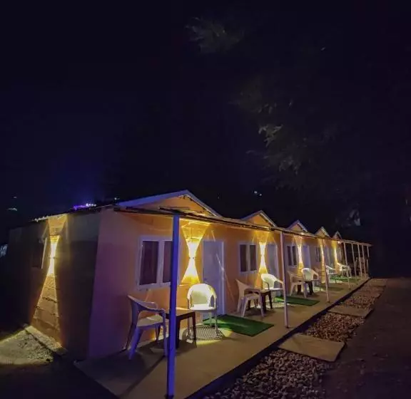 Hotelli Pandora Riverside Cafe & Stay