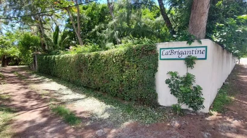 پانسیون Canari Waterfront Villas