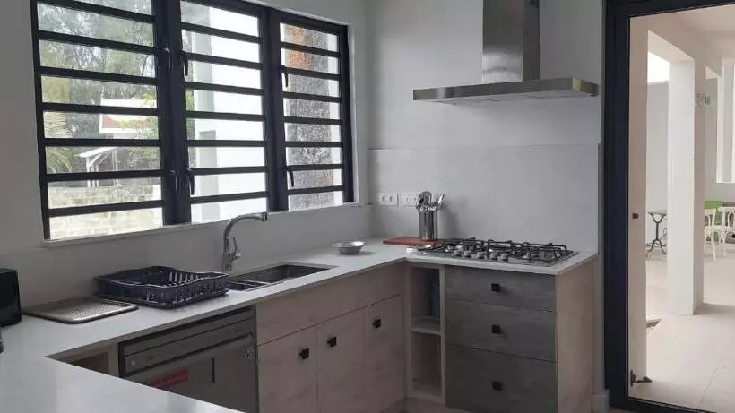 پانسیون Canari Waterfront Villas