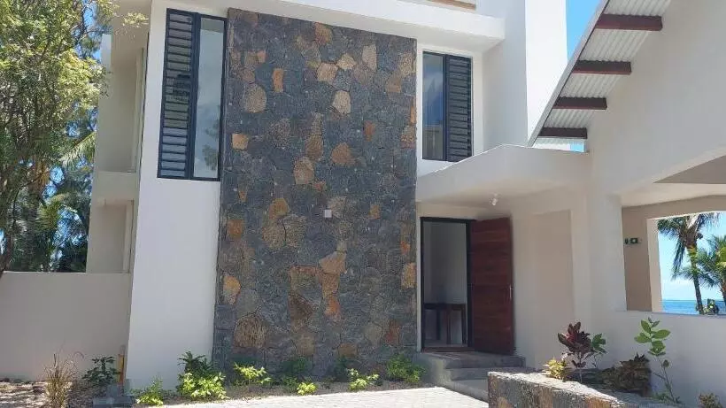 پانسیون Canari Waterfront Villas