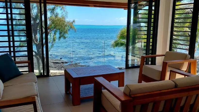 پانسیون Canari Waterfront Villas