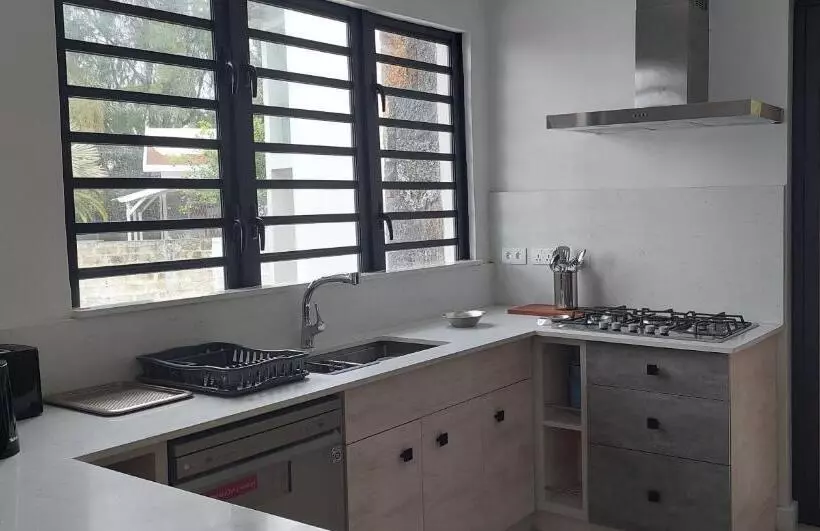 پانسیون Canari Waterfront Villas