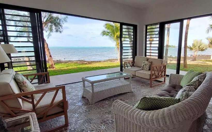 پانسیون Canari Waterfront Villas