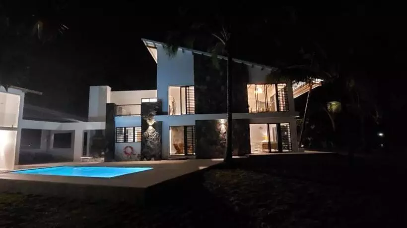 پانسیون Canari Waterfront Villas