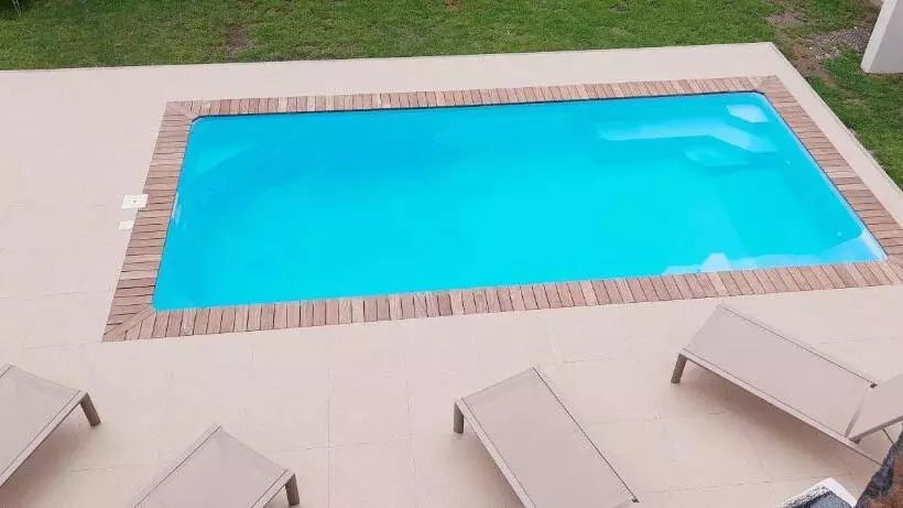 پانسیون Canari Waterfront Villas