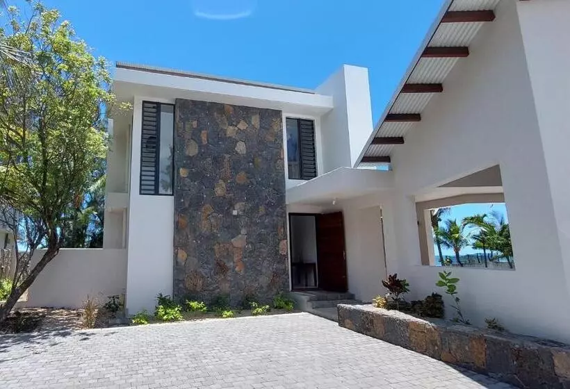 پانسیون Canari Waterfront Villas