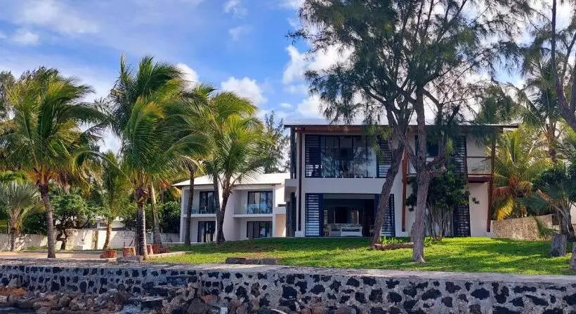 پانسیون Canari Waterfront Villas