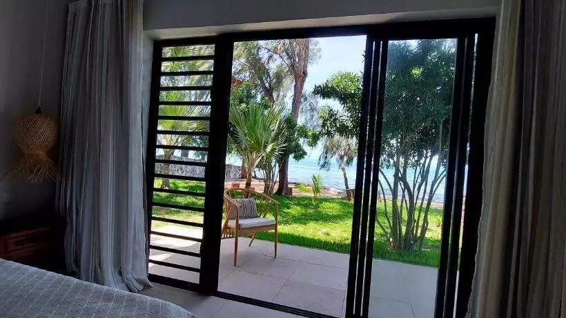 پانسیون Canari Waterfront Villas