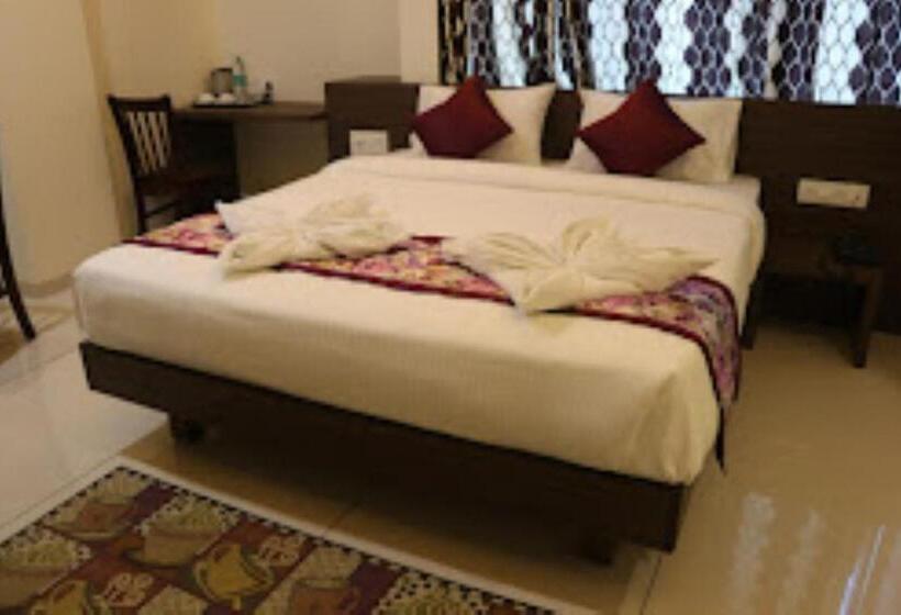 The Hotel Relax , Kankavli