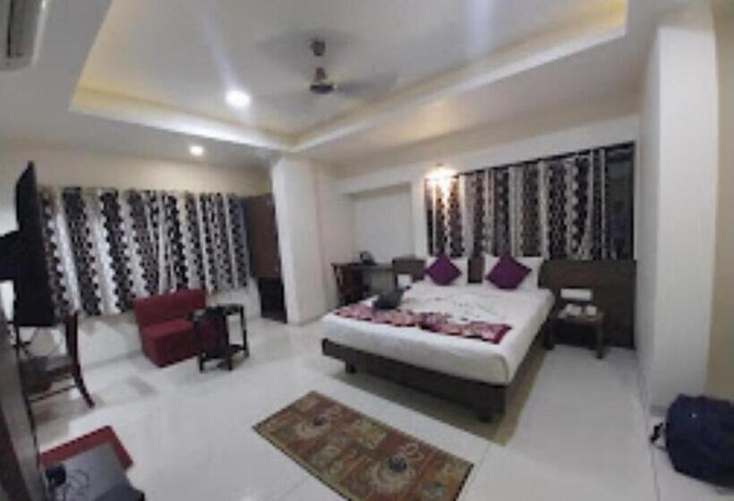 The Hotel Relax , Kankavli