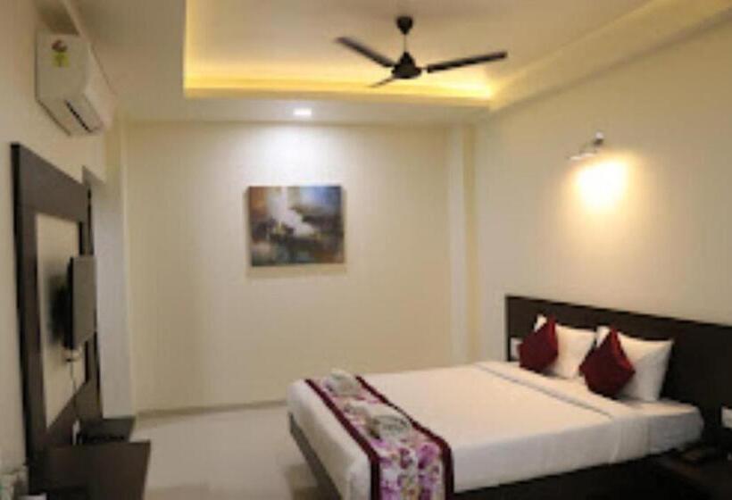 The Hotel Relax , Kankavli