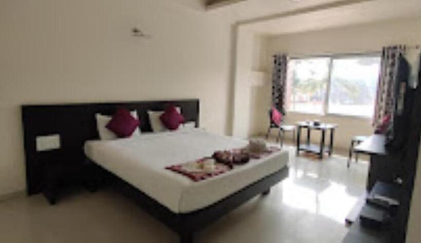 The Hotel Relax , Kankavli