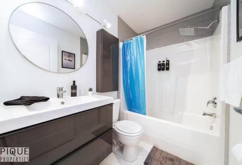 The Neon Palace   Kingbed   Fireplace   Netflix   Ug Park