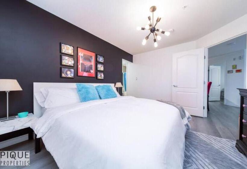 The Neon Palace   Kingbed   Fireplace   Netflix   Ug Park