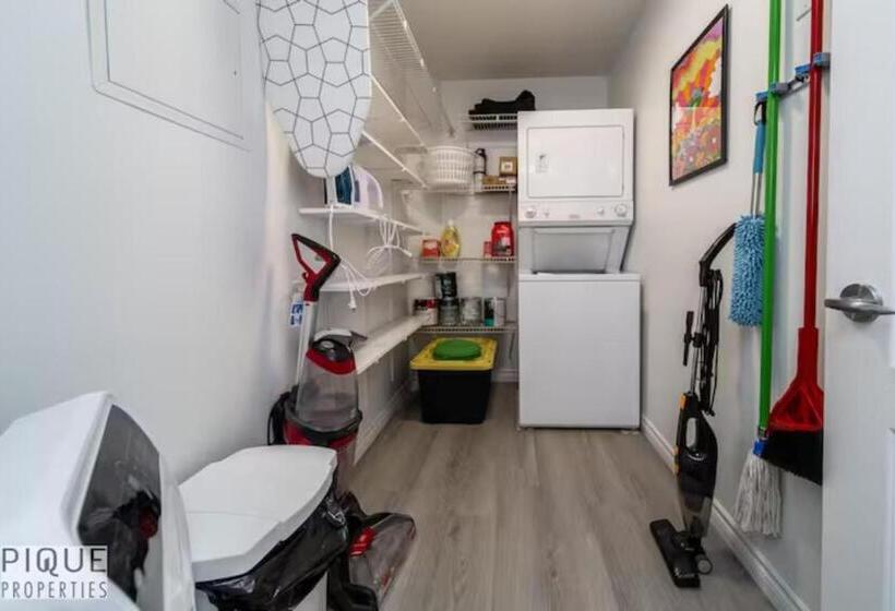 The Neon Palace   Kingbed   Fireplace   Netflix   Ug Park