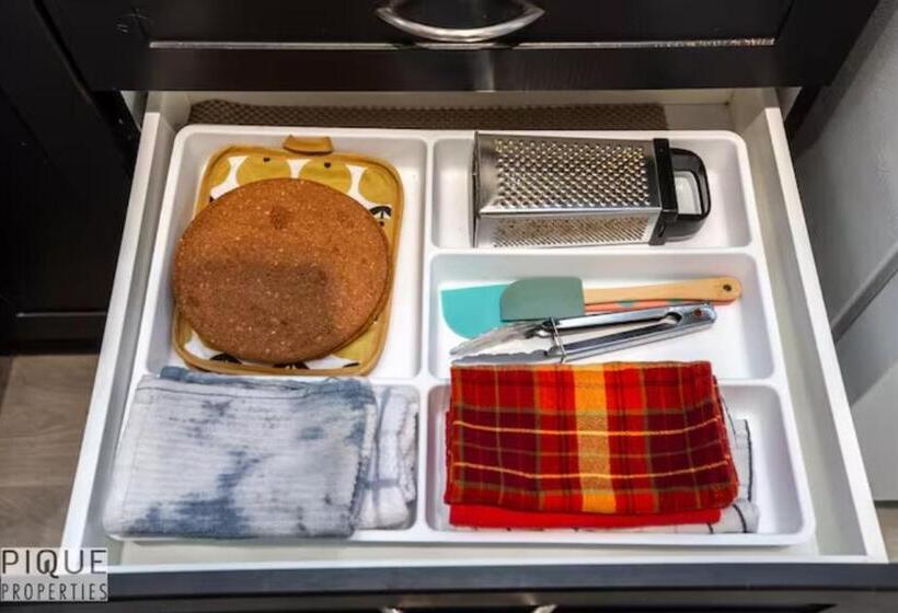 The Neon Palace   Kingbed   Fireplace   Netflix   Ug Park