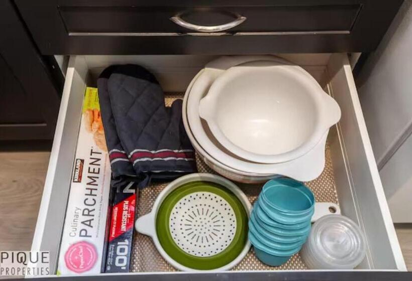 The Neon Palace   Kingbed   Fireplace   Netflix   Ug Park