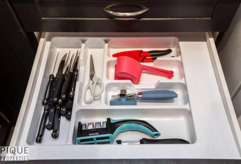 The Neon Palace   Kingbed   Fireplace   Netflix   Ug Park