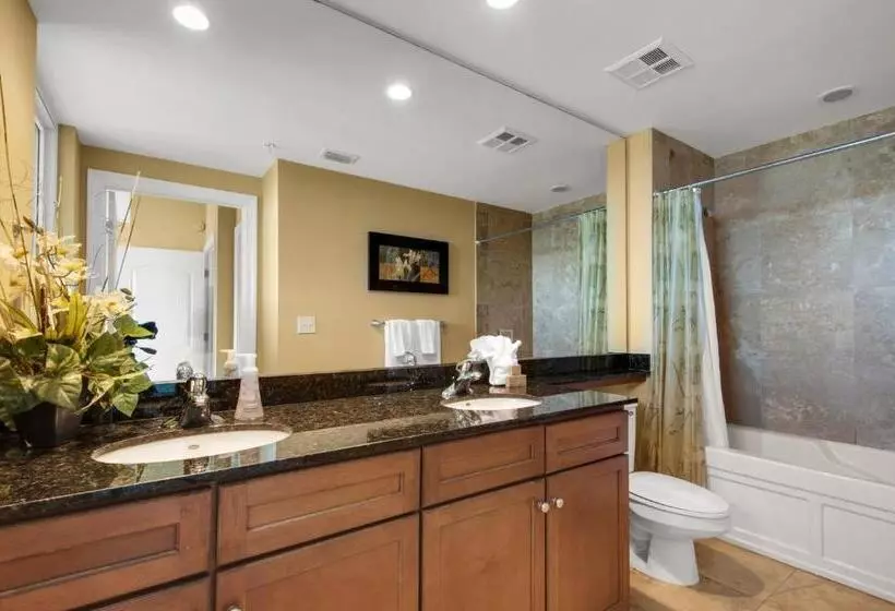 Beach Front Luxury, Amazing Views, Indigo East, 5 Stars,   2 Balconies , Guest Choice Award!