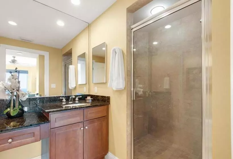 Beach Front Luxury, Amazing Views, Indigo East, 5 Stars,   2 Balconies , Guest Choice Award!