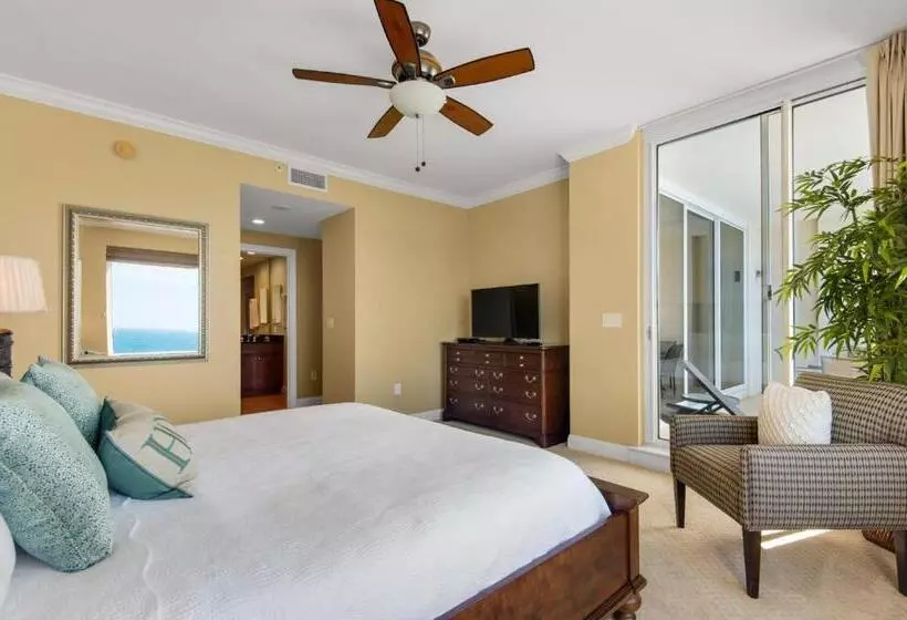 Beach Front Luxury, Amazing Views, Indigo East, 5 Stars,   2 Balconies , Guest Choice Award!