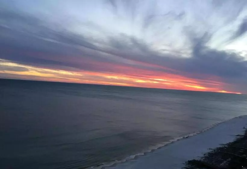 Beach Front Luxury, Amazing Views, Indigo East, 5 Stars,   2 Balconies , Guest Choice Award!